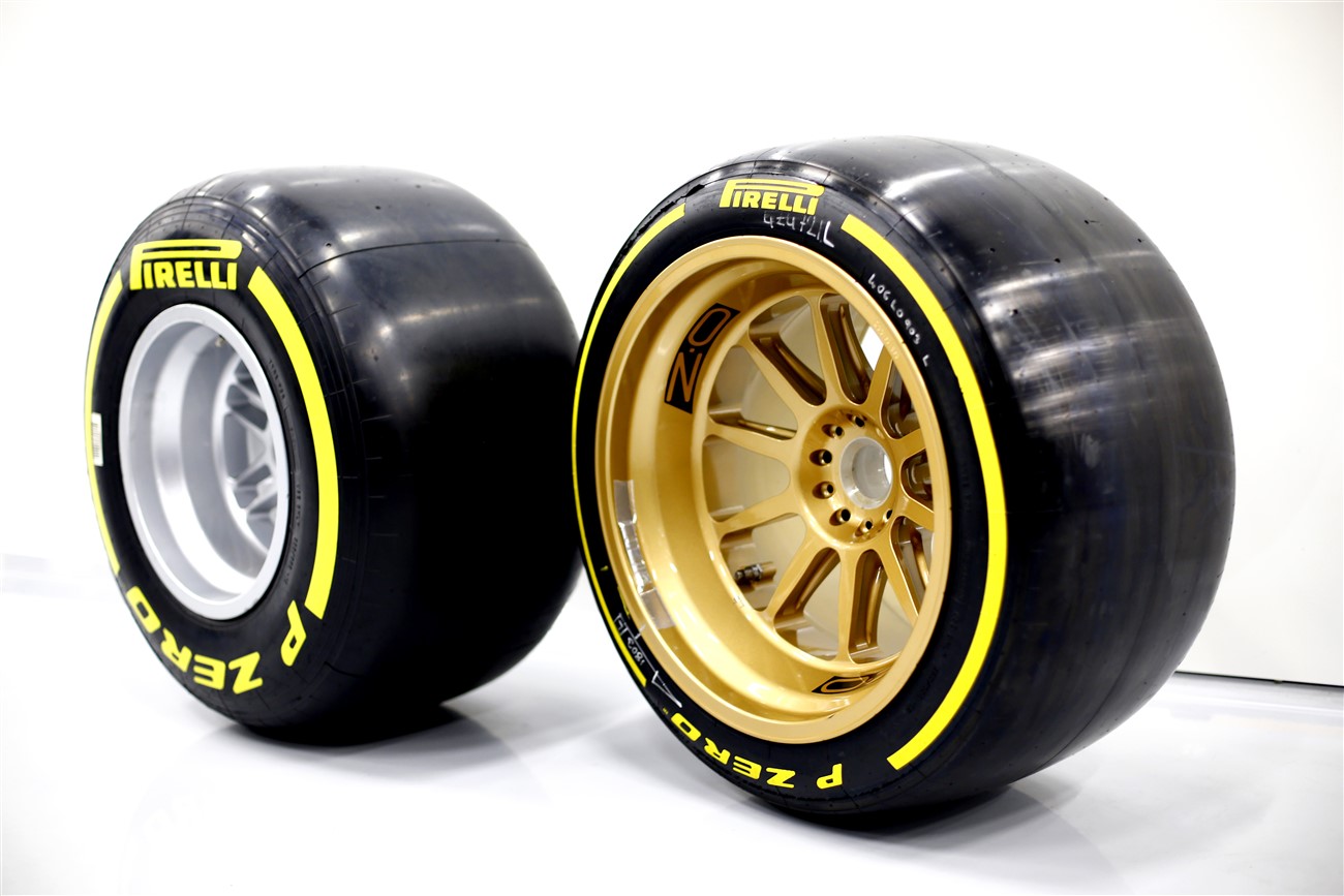 Колеса 1 18. Pirelli f1 Tyres. Резина f1 Pirelli. Pirelli Wheels f1 2022. F1 Pirelli Tyres 2022.